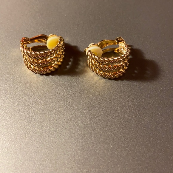 Little gold hoop clip-on earrings - Picture 2 of 5